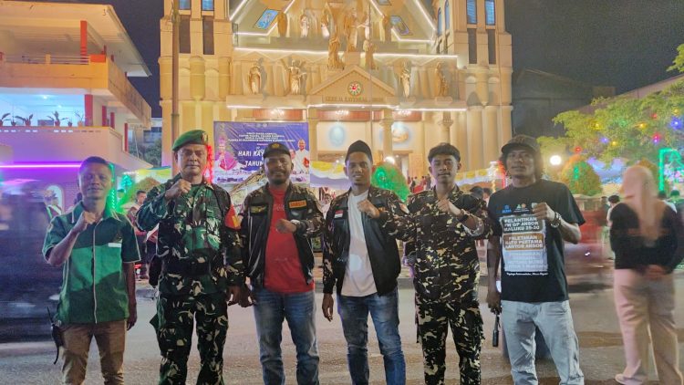 Puluan Anggota Banser  dan GP Ansor Maluku dikerahkan mengamankan jalannya malam ibadah Natal di tiga gereja di Kota Ambon, Rabu (24/12/2025)