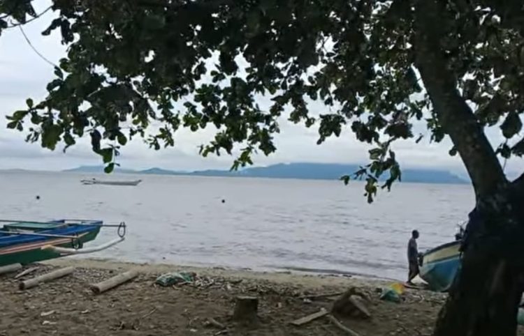 Warga Dusun Pakarena, Desa Kairatu, Kabupaten Seram Bagian Barat, Maluku mencari seorang kakek yang hilang usai mandi di pantai dusun tersebut, Kamis (25/12/2025)