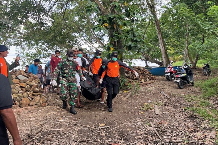 TIM SAR gabungan mengevakuasi jasad kakek Ode Haliki (84) dari lokasi penemuan di pantai Desa Seriawan menuju rumah duka di Dusun Pakarena, Kecamatan Kairatu, Jumat (26/12/2025)