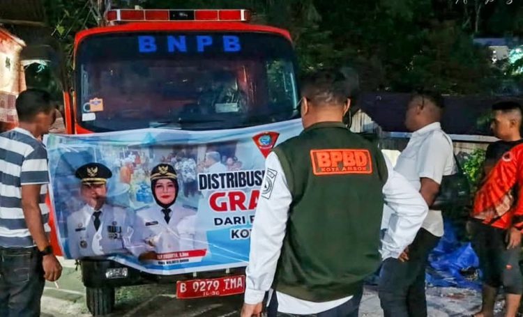 Pemkot Ambon melalui BPBD menyalurkan air bersih gratis kepada warga di Batu Merah, Kamis (15/1/2026)