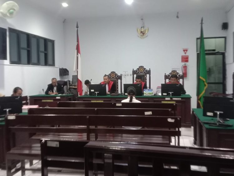 Kepala SMP Negeri 9 Ambon Lona Parinussa  saat menjalani isdang tuntutan di Pengadilan Tipikor Ambon, Senin (12/1/2026)