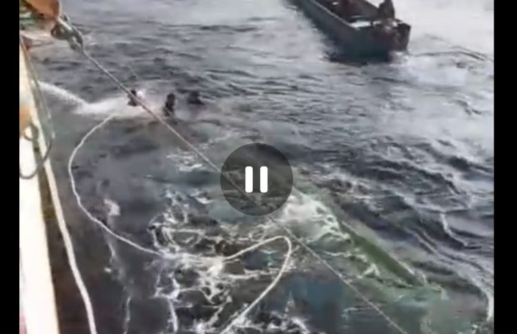Longboat yang membawa sepeda motor tenggelam di sekitar Pelabuhan Jawalang, Pulau Kisar, Kabupaten Maluku Barat Daya, Kamis (15/1/2026).
