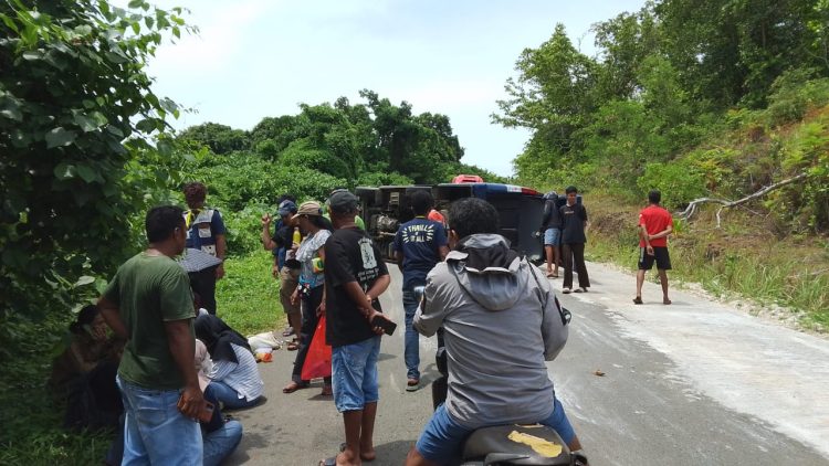 Bus Angkut Rombongan Mahasiswa KKN UGM Terbalik di MBD, 3 Penumpang Luka