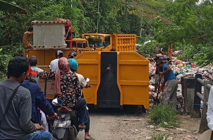 Warga kawasan Air Besar, Desa Batu Merah, Kecamatan Sirimau Ambon menggelar aksi protes sambil memblokade jalan yang dipenuhi sampah, Senin (12/1/2026)