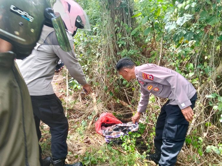 Personel Polsek Teluk Ambon mengevakuasi sesosok jasad bayi yang ditemukan di kawasan Batu Koneng, Desa Hunuth, Kecamatan Teluk Ambon, Kota Ambon, Selasa (13/1/2026)