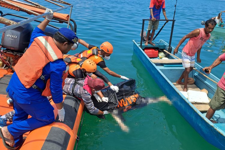 Empat jasad anak buah kapal (ABK) KM Indo Perkasa 03 yang tenggelam di Laut Aru, Maluku dievakuasi tim SAR ke Dobo, Jumat (6/2/2026)/Foto: Basarnas Ambon