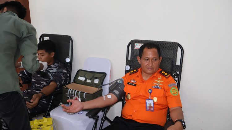 Kepala Nator Basarnas Ambon Muhamad Arafah ikut mendonorkan darahnya, Senin (2/2/2026)