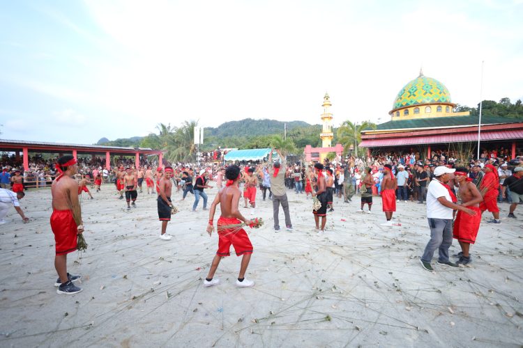 Atraksi pukul sapu lidi di Desa Morela, Kecamatan Leihitu, Kabupaten Maluku Tengah pada 7 Syawal 1447 Hijriah 28 Maret 2026/Foto: Elo