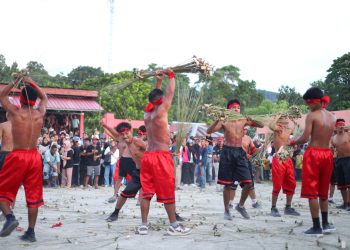 Atraksi pukul sapu lidi di Desa Morela, Kecamatan Leihitu, Maluku Tengah