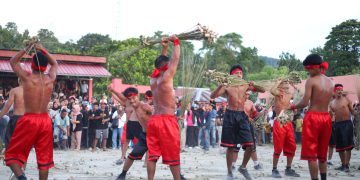 Atraksi pukul sapu lidi di Desa Morela, Kecamatan Leihitu, Maluku Tengah