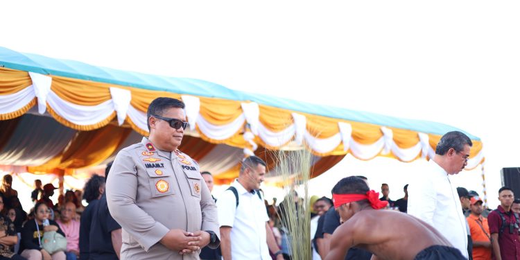 Wakapolda Maluku Brigjen Pol Imam Thobroni menghadiri tradisi adat Pukul Sapu Lidi yang digelar dalam rangka 7 Syawal 1447 Hijriah di Negeri Morela dan Mamala, Kecamatan Leihitu, Kabupaten Maluku Tengah, Sabtu (28/3/2026)/Foto: Elo